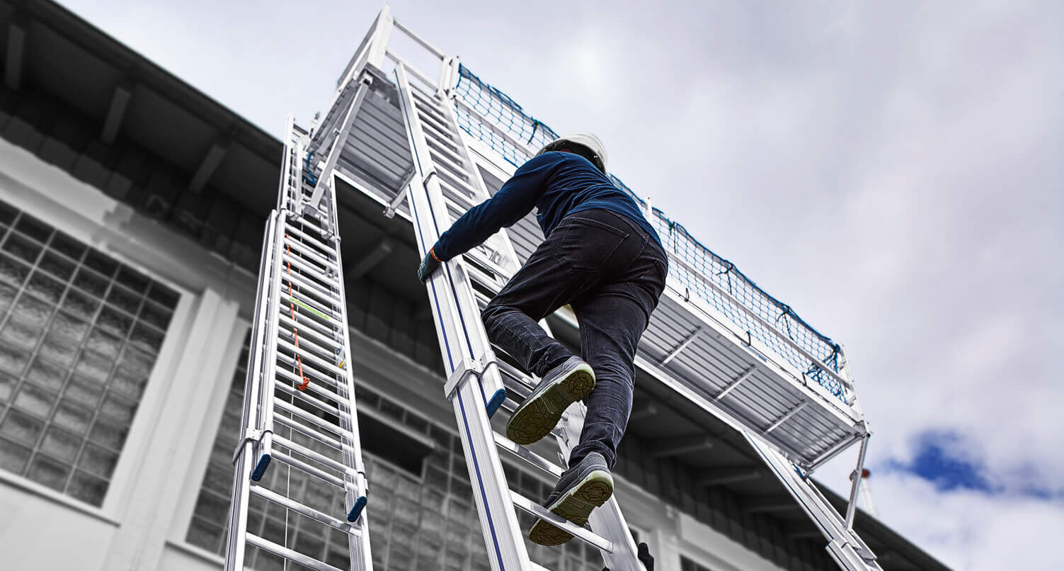 Mann klettert Leiter hoch