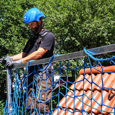Schutznetz an Geländer von Dachschutzwand anbringen